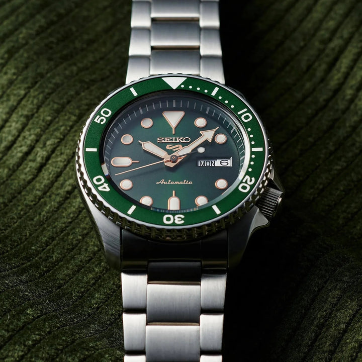 SEIKO 5 SPORTS AUTOMATIC WATCH – 42.5MM STEEL BRACELET