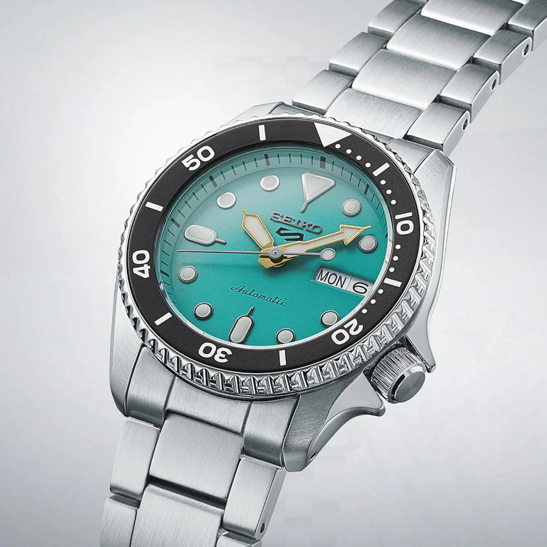 SEIKO 5 SPORTS SKX MID-SIZE AUTOMATIC WATCH – 38MM MINT GREEN DIAL ROTATING BEZEL STEEL BRACELET