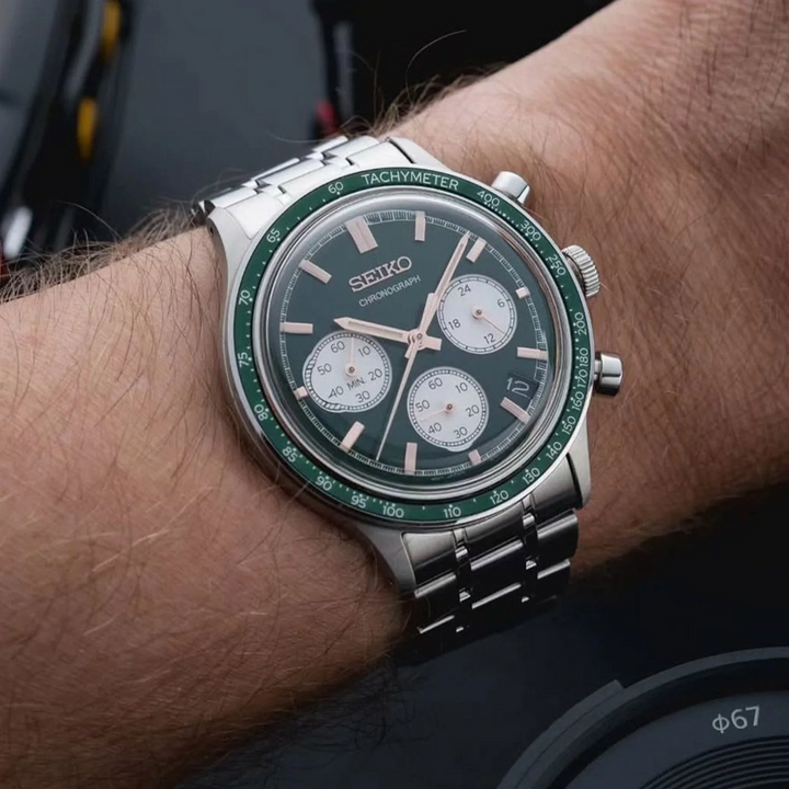 SEIKO CONCEPTUAL CHRONOGRAPH QUARTZ WATCH – 38.7MM GREEN SUNBURST DIAL STEEL BRACELET