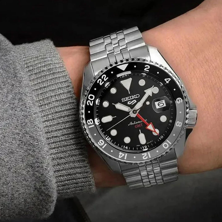 SEIKO 5 SPORTS SKX SPORTS STYLE GMT AUTOMATIC WATCH – 42.5MM BLACK DIAL ROTATING BEZEL JUBILEE BRACELET
