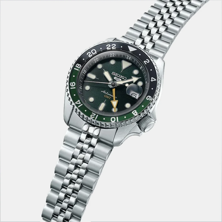 SEIKO 5 SPORTS SKX SPORTS STYLE GMT AUTOMATIC WATCH – 42.5MM GREEN DIAL BI-COLOUR GREEN BEZEL JUBILEE BRACELET